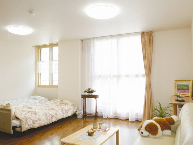 明るく広々とした居室 居室 ゆとりの空間でくつろげる居室、窓からは自然光が差し込んでいます。