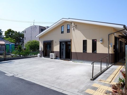 明るい建物外観  