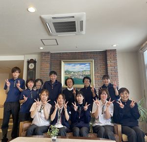 明るい表情のスタッフのリビング