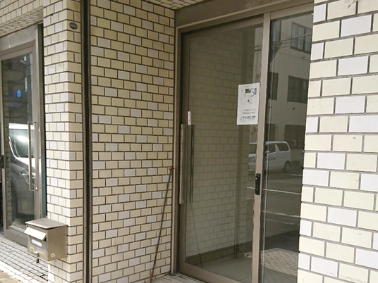 ガラス扉のある外観  