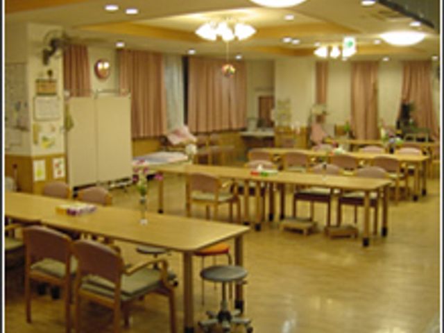 広々としたダイニングルーム ダイニングルーム 広々とした空間で、明るい照明が心地よいダイニングルームです。リラックスしてお食事を楽しめます。