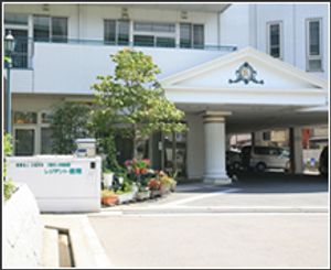 広いエントランス外観