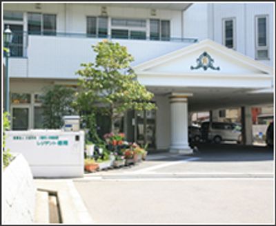 広いエントランス外観