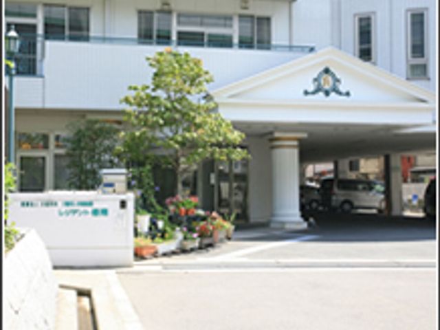 広いエントランス外観 外観 立派なエントランスが特徴的で、訪れる人に安心感を与えます。植栽が美しく整えられた入り口です。