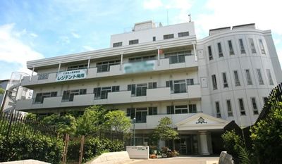 白い建物の外観