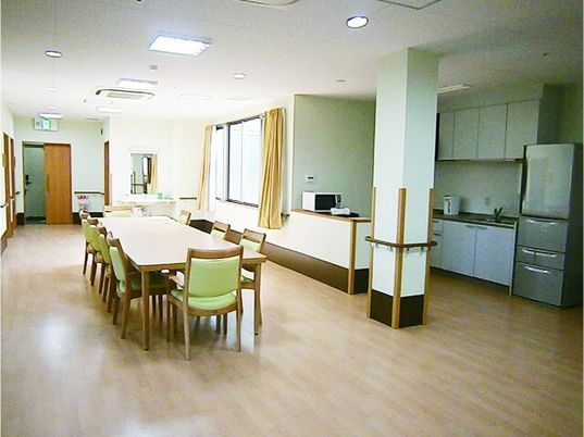 清潔な食堂の内観