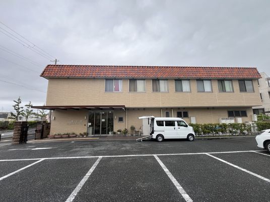 静かな施設の外観