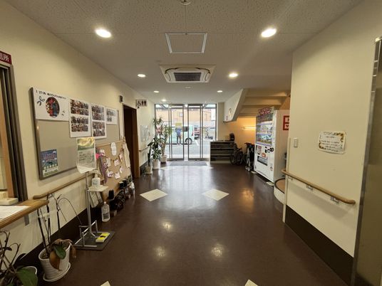 掲示物が並ぶ廊下