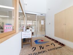 明るいエントランスの様子