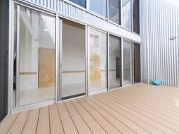 明るいテラス付き居室