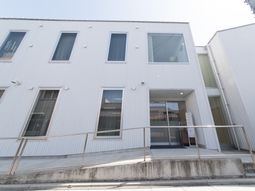 清潔感ある施設のエントランス