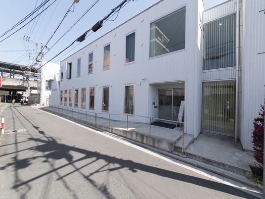 白い建物の外観