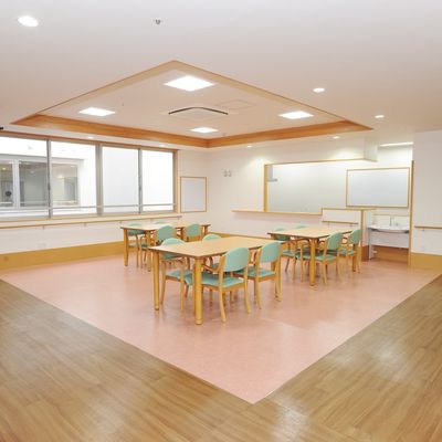 日差しが入るダイニングルーム