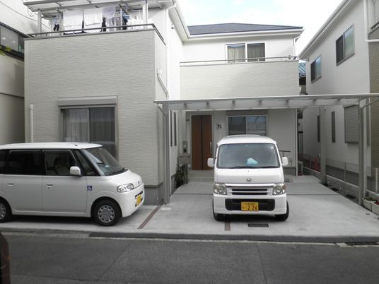 白い建物の外観  