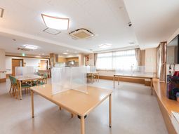 自然光が入る食堂