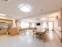 明るい共用ダイニングルーム