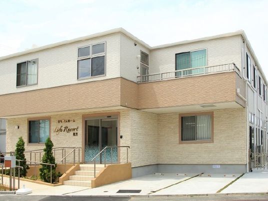 明るい二階建て外観  
