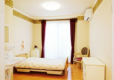 ベッドと椅子のある部屋