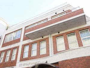 レンガ調の建物外観  