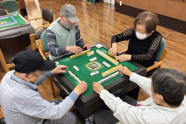 カードゲームを楽しむ人々の部屋