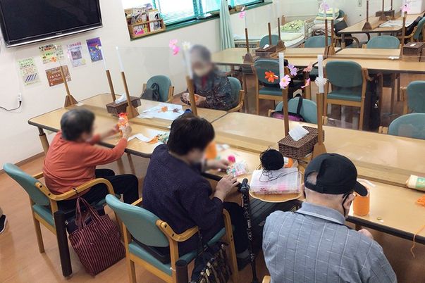 手工芸を楽しむ人々の部屋