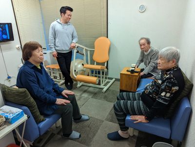椅子に座る4人の様子