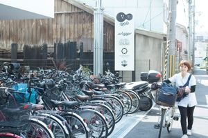 自転車置き場と看板
