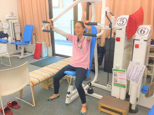 笑顔で運動するスタッフ