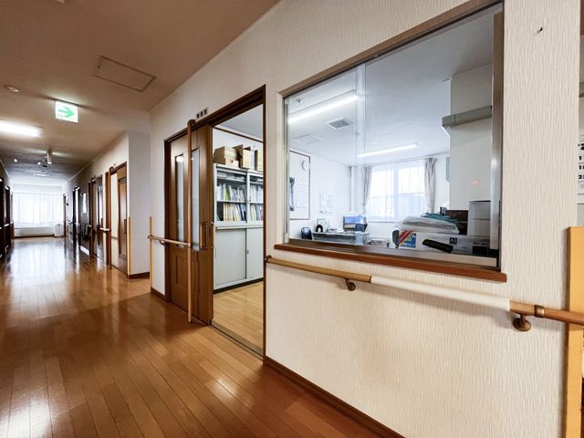 廊下と受付窓口