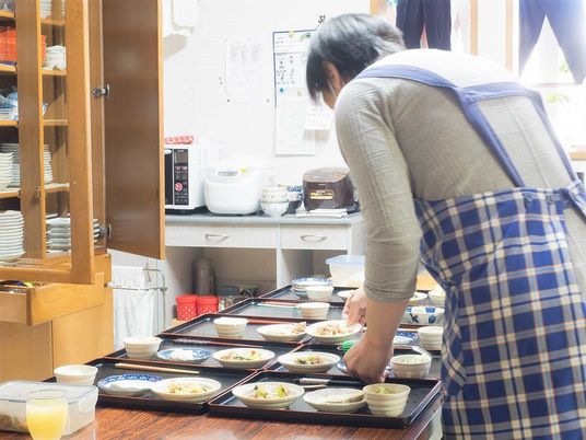 調理スタッフと食事準備