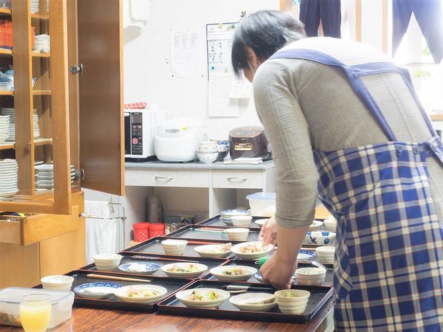 調理スタッフと食事準備