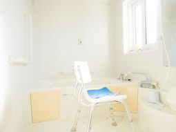 バリアフリー設計の浴室