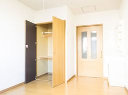 明るい居室の入り口
