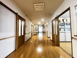 手すり付き廊下  