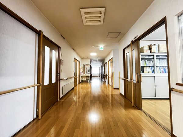 手すり付き廊下  