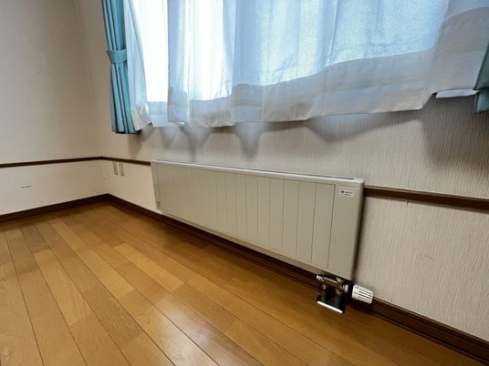 明るい居室の一角  