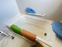 手すり付き浴室  