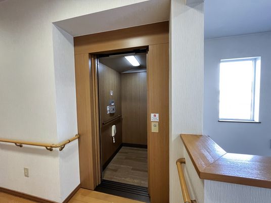 エレベーター前の廊下  