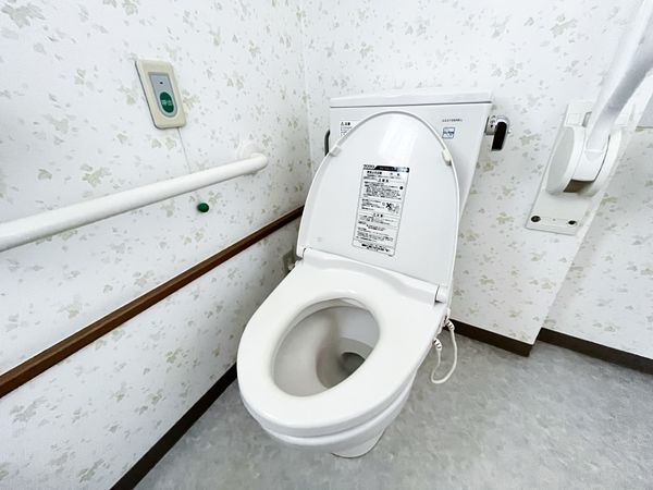 手すり付きトイレ  