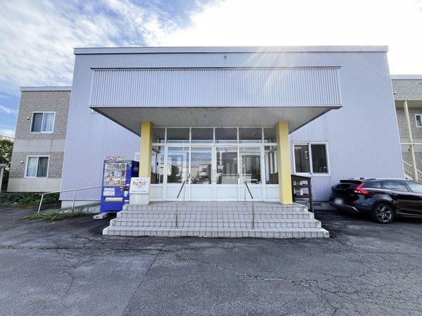 建物正面の入口  