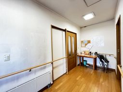 手すり付きの廊下  