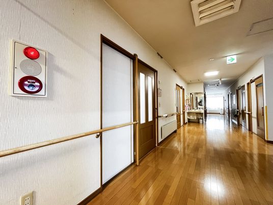 手すり付き廊下  