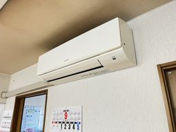 空調と掲示物のある壁際  
