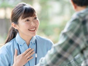 笑顔の女性スタッフ
