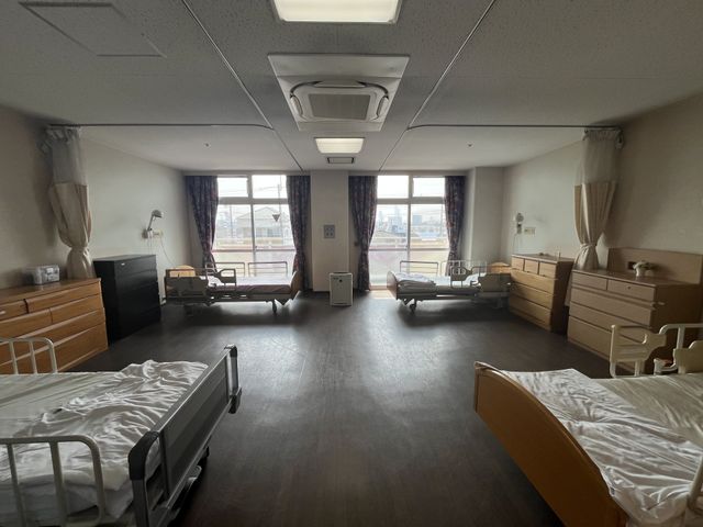 風通しの良い居室 居室 自然光がたっぷり差し込む広々とした居室です。共用スペースとしても快適に過ごせます。