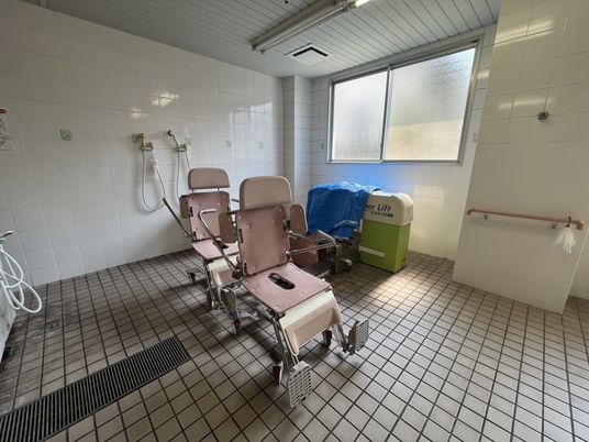 明るい照明の浴室