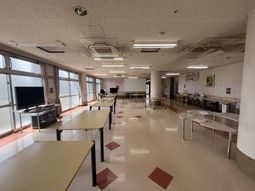 広々とした明るい食堂