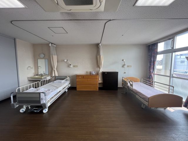 明るい居室 居室 自然光がたっぷり入る、広々としたツインの居住空間です。快適な介護環境で働けます。