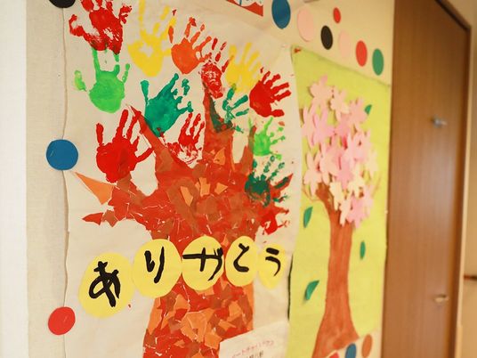 作品が飾られた廊下  