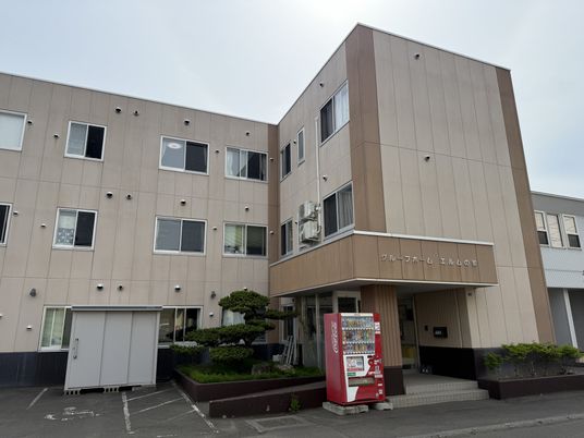 木々に囲まれた外観